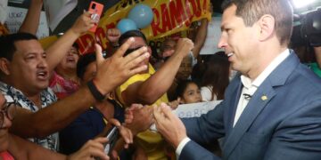 Ramos é recebido com festa em aeroporto Eduardo Gomes, em Manaus