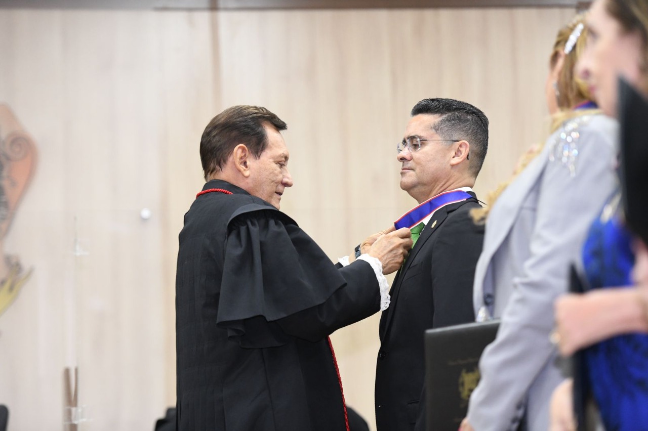 You are currently viewing Prefeito David Almeida recebe ‘Medalha do Mérito Eleitoral’ do TRE-AM