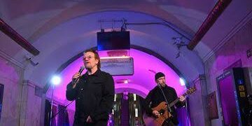U2 faz show surpresa no metrô de Kiev