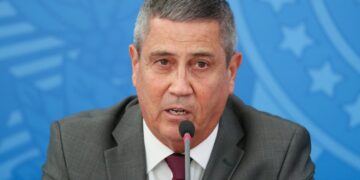 Bolsonaro “pretende” anunciar Braga Netto como vice nos próximos dias