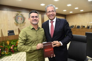 Leia mais sobre o artigo David Almeida prestigia lançamento de livro de ministro do STJ em Manaus