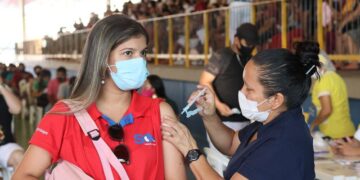 Diante de aumento de casos, Prefeitura de Manaus orienta população a atualizar esquema vacinal contra a Covid-19