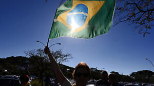 Leia mais sobre o artigo Juíza do RS entende que bandeira do Brasil é propaganda eleitoral para “um dos lados”