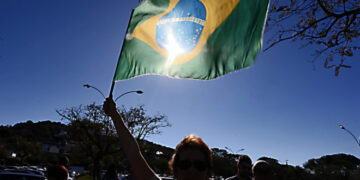 Juíza do RS entende que bandeira do Brasil é propaganda eleitoral para “um dos lados”