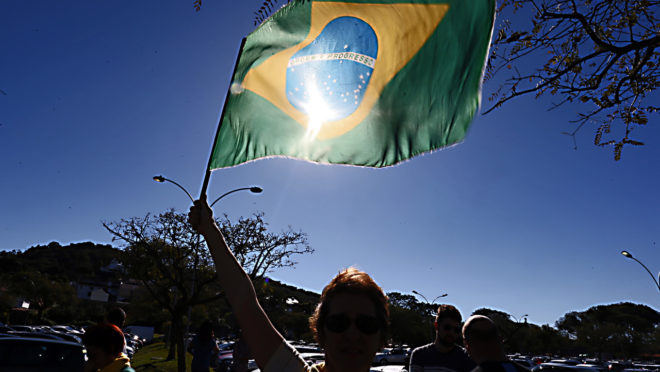 You are currently viewing Juíza do RS entende que bandeira do Brasil é propaganda eleitoral para “um dos lados”