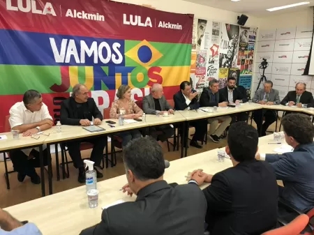 You are currently viewing Caciques do MDB em 11 estados selam acordo para apoiar Lula no 1º turno