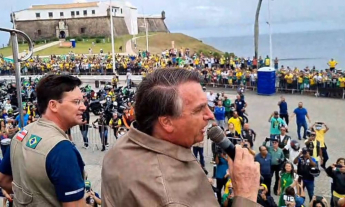 You are currently viewing Bolsonaro promete “um dos combustíveis mais baratos do mundo”