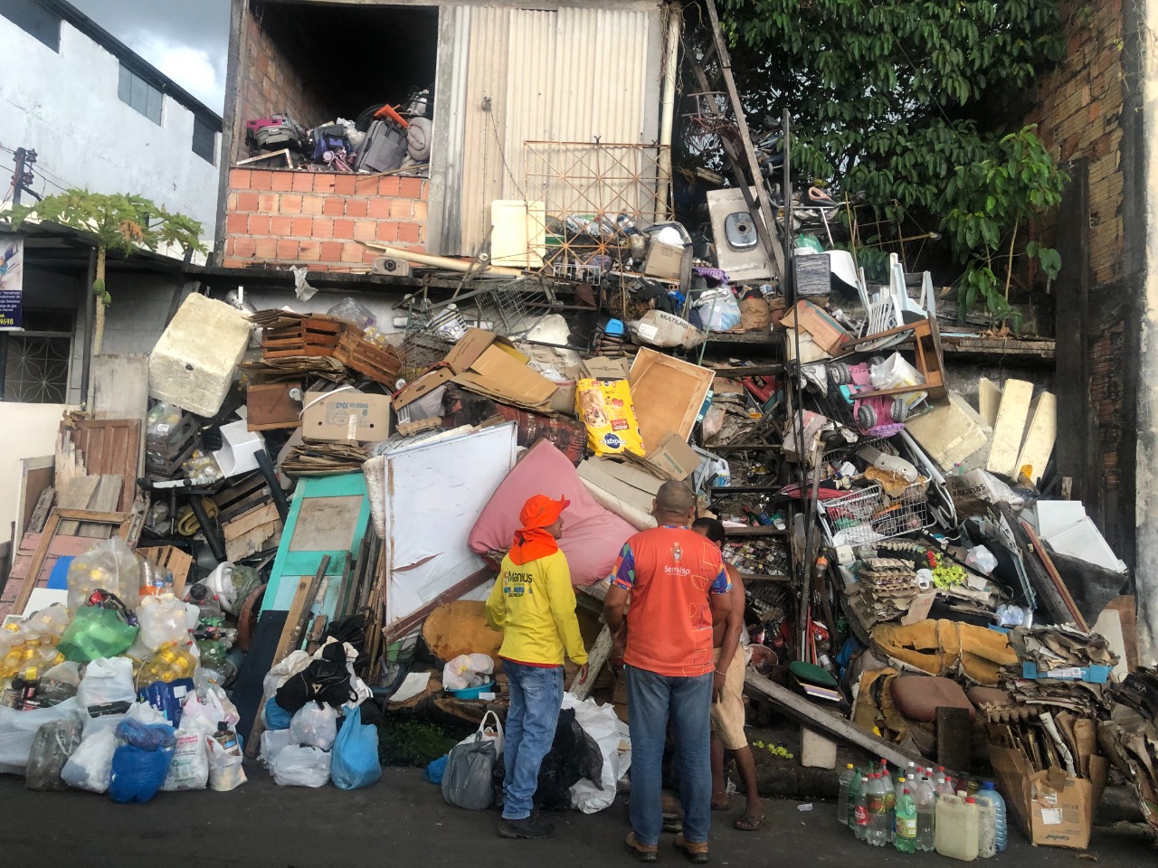 Você está visualizando atualmente Prefeitura de Manaus remove duas toneladas de resíduos da casa de acumulador