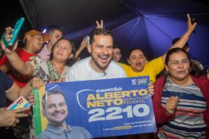 Read more about the article Capitão Alberto Neto inicia o primeiro dia de Campanha com adesivaço