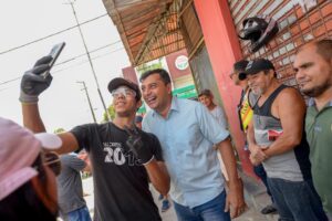 Leia mais sobre o artigo Em caminhada no Jorge Teixeira, Wilson Lima destaca importância econômica da rua do Fuxico