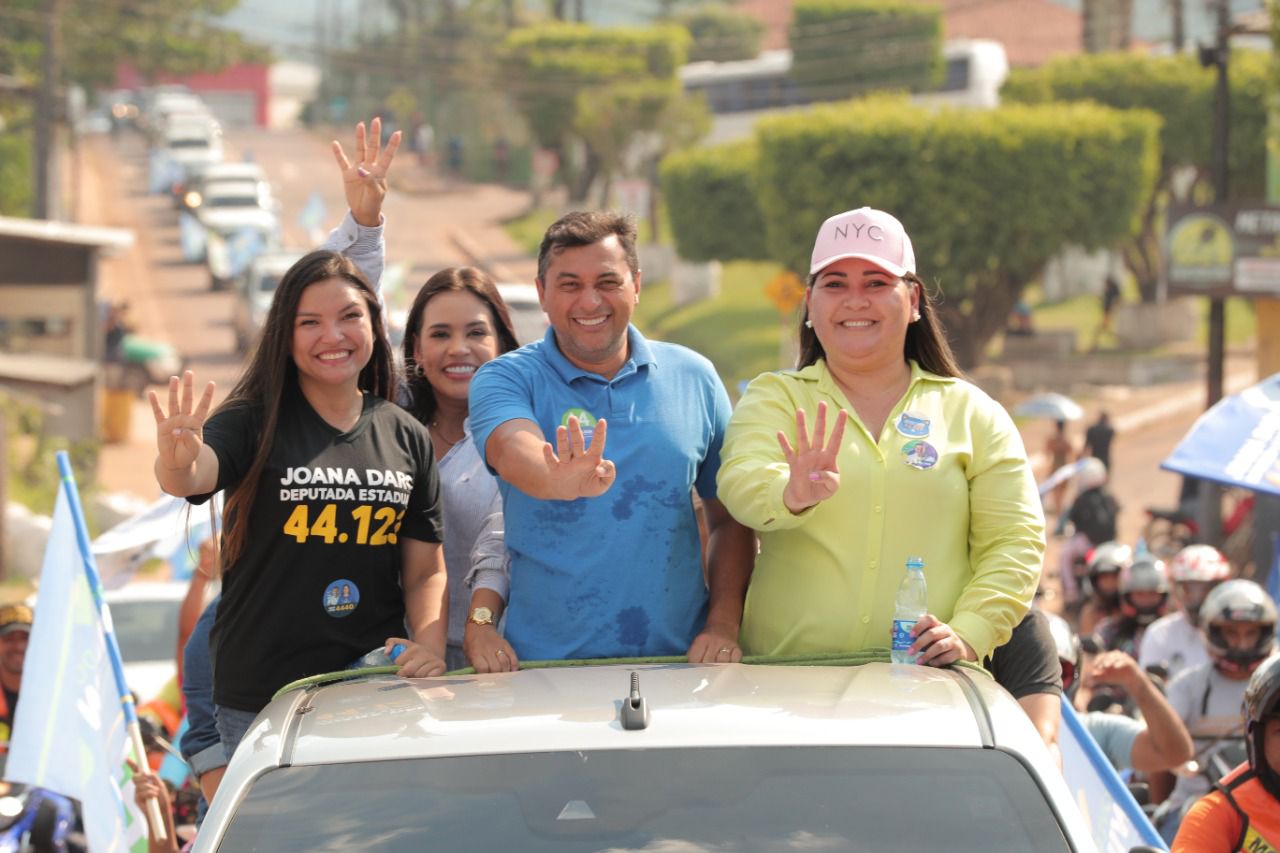 Você está visualizando atualmente População de Presidente Figueiredo recebe Wilson em grande carreata por ruas do município