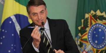 Bolsonaro sanciona lei permitindo a governo doar bens durante as eleições