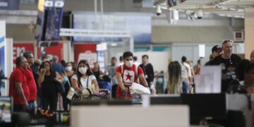 Anvisa suspende uso obrigatório de máscara em aviões e aeroportos