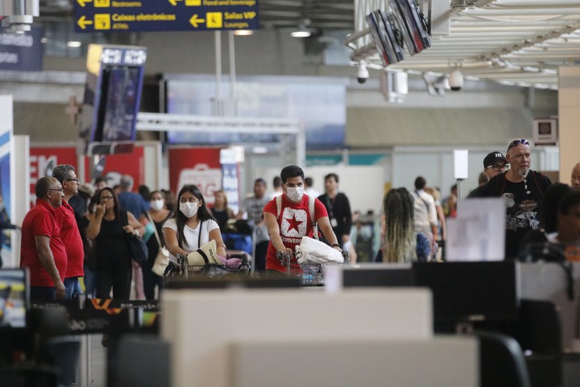 Você está visualizando atualmente Anvisa suspende uso obrigatório de máscara em aviões e aeroportos