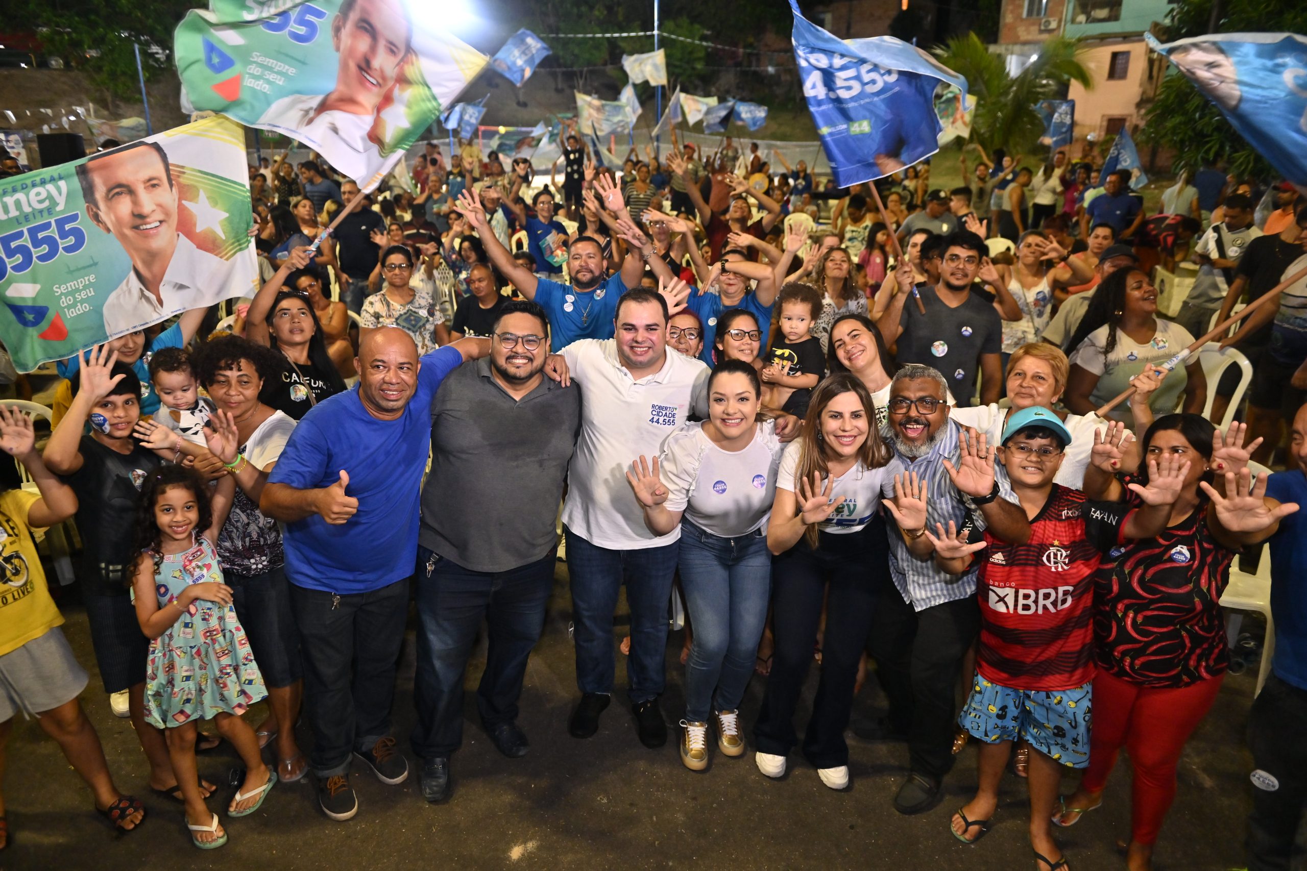 Você está visualizando atualmente Roberto Cidade realiza reuniões políticas e caminhada em bairros da zona Oeste e Centro-Oeste de Manaus