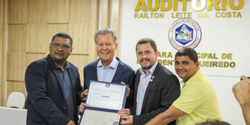 Arthur recebe título de cidadão de Presidente Figueiredo e diz que seu mandato vai marcar nova época para o Amazonas