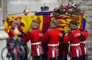Leia mais sobre o artigo Funeral público da rainha Elizabeth II chega ao fim