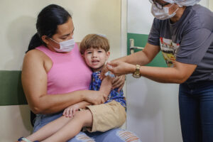 Leia mais sobre o artigo Prefeitura de Manaus disponibiliza 171 salas de vacinação para crianças contra o rotavírus humano