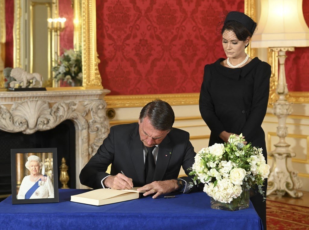 Você está visualizando atualmente Ao lado de Michelle, Bolsonaro assina livro de condolências da rainha