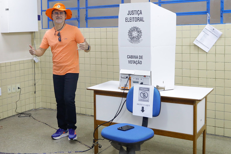 Você está visualizando atualmente David Almeida vota em escola na zona Sul e destaca normalidade nas eleições