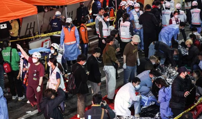 Você está visualizando atualmente Ao menos 120 pessoas morrem após multidão ser esmagada em Halloween na Coreia do Sul