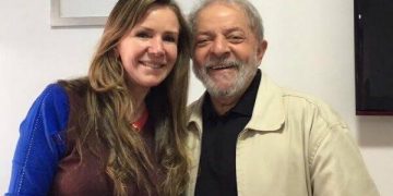 Vanessa Grazziotin parabeniza Lula e marca ato em comemoração na Praça da Saudade