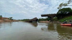 Leia mais sobre o artigo Trânsito de veículos onde pontes caíram na BR-319 será retomado até a próxima semana, diz governador do AM