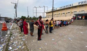 Leia mais sobre o artigo ‘Santinhos’ são espalhados na frente do maior colégio eleitoral do Amazonas