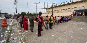 ‘Santinhos’ são espalhados na frente do maior colégio eleitoral do Amazonas
