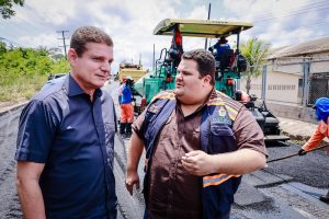 Leia mais sobre o artigo Prefeito Marcos Rotta fiscaliza andamento das obras do ‘Asfalta Manaus’ no bairro Colônia Antônio Aleixo