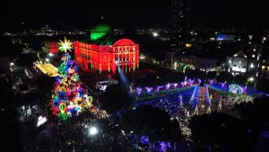 Leia mais sobre o artigo Luzes, música e emoção: “O Mundo Encantado do Natal” recebeu 20 mil pessoas na noite de estreia, no Largo de São Sebastião