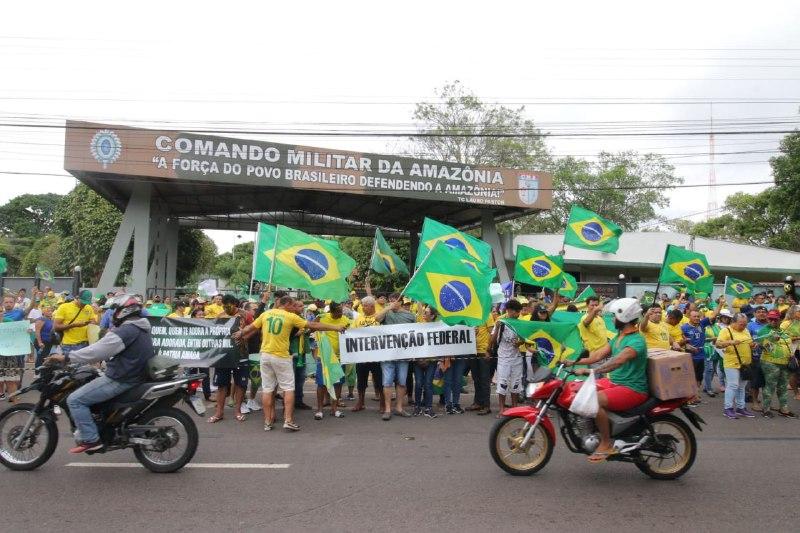 Você está visualizando atualmente Apoiadores de Bolsonaro fazem manifestação em frente ao CMA