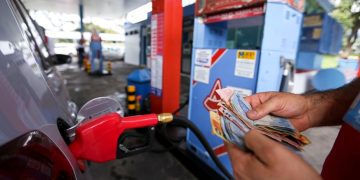 Preço da gasolina sobe pela 5ª semana e ultrapassa R$ 5