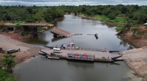 Leia mais sobre o artigo Balsa inicia travessia de veículos, pedestres e cargas sobre o Rio Curuçá após queda de ponte