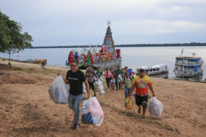 Leia mais sobre o artigo Presépio Flutuante realiza a primeira entrega de presentes na comunidade Terra Preta, no rio Negro