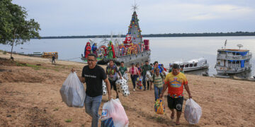 Presépio Flutuante realiza a primeira entrega de presentes na comunidade Terra Preta, no rio Negro