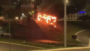 Leia mais sobre o artigo Barulho de sirenes, gás de pimenta, gritaria e muito fogo: Brasília vive noite de caos