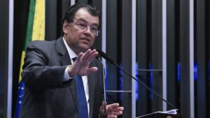 Leia mais sobre o artigo MDB mantém Eduardo Braga na liderança, apaziguando disputa com Renan