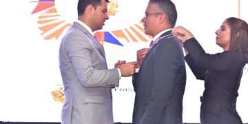 Conselheiro Josué Neto recebe Medalha do Mérito Legislativo