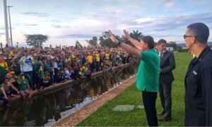 Leia mais sobre o artigo Bolsonaro ora com apoiadores no Alvorada