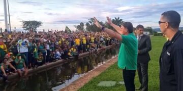 Bolsonaro ora com apoiadores no Alvorada