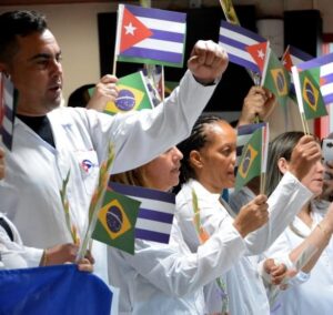 Leia mais sobre o artigo Justiça ordena que governo recontrate cubanos no Mais Médicos
