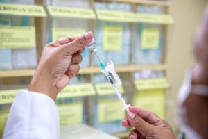 Leia mais sobre o artigo Prefeitura prossegue com vacinação contra a Covid-19 em 75 unidades de saúde, nesta quinta e sexta-feira