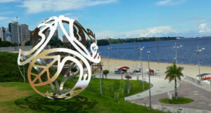 Leia mais sobre o artigo Escultura de cinco metros de diâmetro na Ponta Negra será símbolo do Prêmio United Earth em Manaus