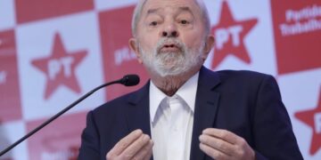 Alguém tem que falar a Putin e Zelensky pararem a guerra, diz Lula