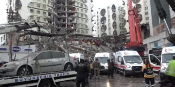 Avião da FAB retorna com brasileiros afetados pelo terremoto na Turquia
