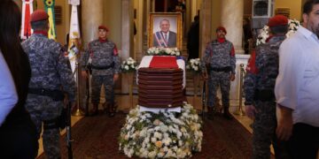 Funeral do ex-governador Amazonino Mendes é realizado no Teatro Amazonas