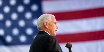 Possível prisão de Trump ‘cheira a acusação política’, diz Mike Pence