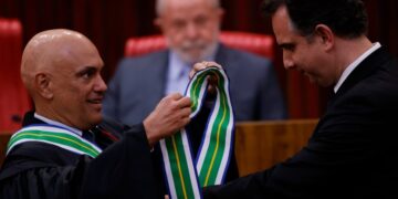 Lula participa de entrega de medalha do TSE a Pacheco