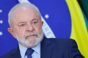 Leia mais sobre o artigo Com pneumonia, Lula adia viagem à China